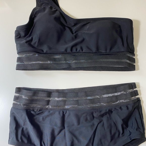 Black bikini - Picture 3 of 3